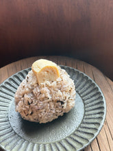 画像をギャラリービューアに読み込む, 【玄米おむすび ちゃみせ】海苔の炊き込みごはん〜出汁巻たまご入り〜（白米）（2026-27 大同生命SV.LEAGUE MEN）